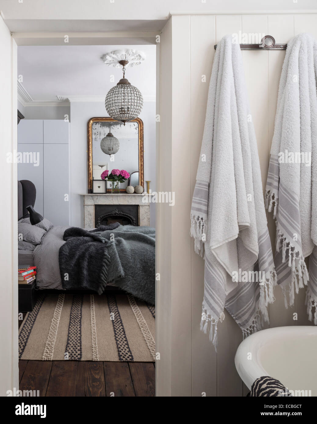 Voir à partir de la salle de bains par la chambre à coucher Banque D'Images