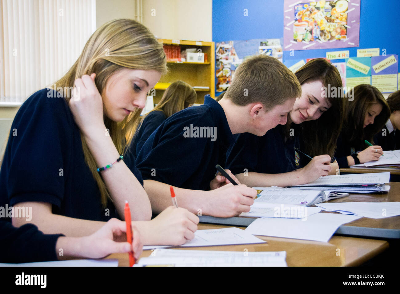 Élèves en classe élèves travaillant à l'école secondaire polyvalente de Cirencester, Royaume-Uni Banque D'Images