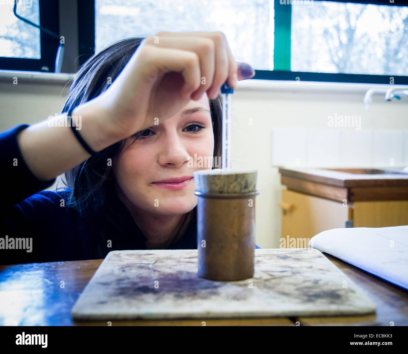 Fille dans la classe de sciences, UK Banque D'Images