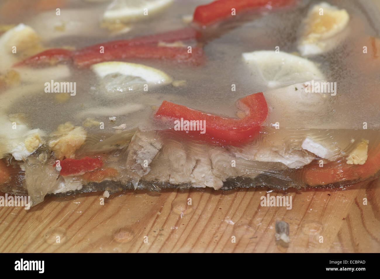 La carpe de poissons. Dans la cuisine polonaise, sur la table. La préparation de la carpe en gelée, spécialité de la cuisine polonaise. Banque D'Images