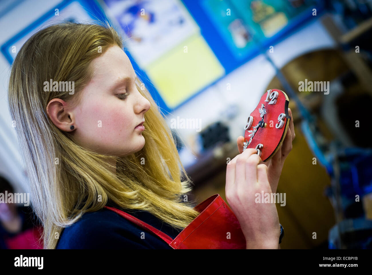 Jeune fille âgée de 15 faire un réveil à l'école d'artisanat Banque D'Images