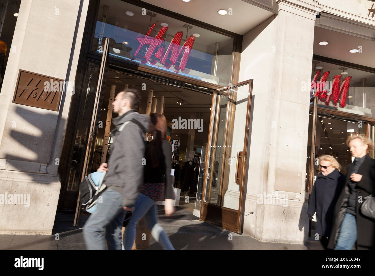 Clothes store h&m Banque de photographies et d'images à haute résolution -  Alamy