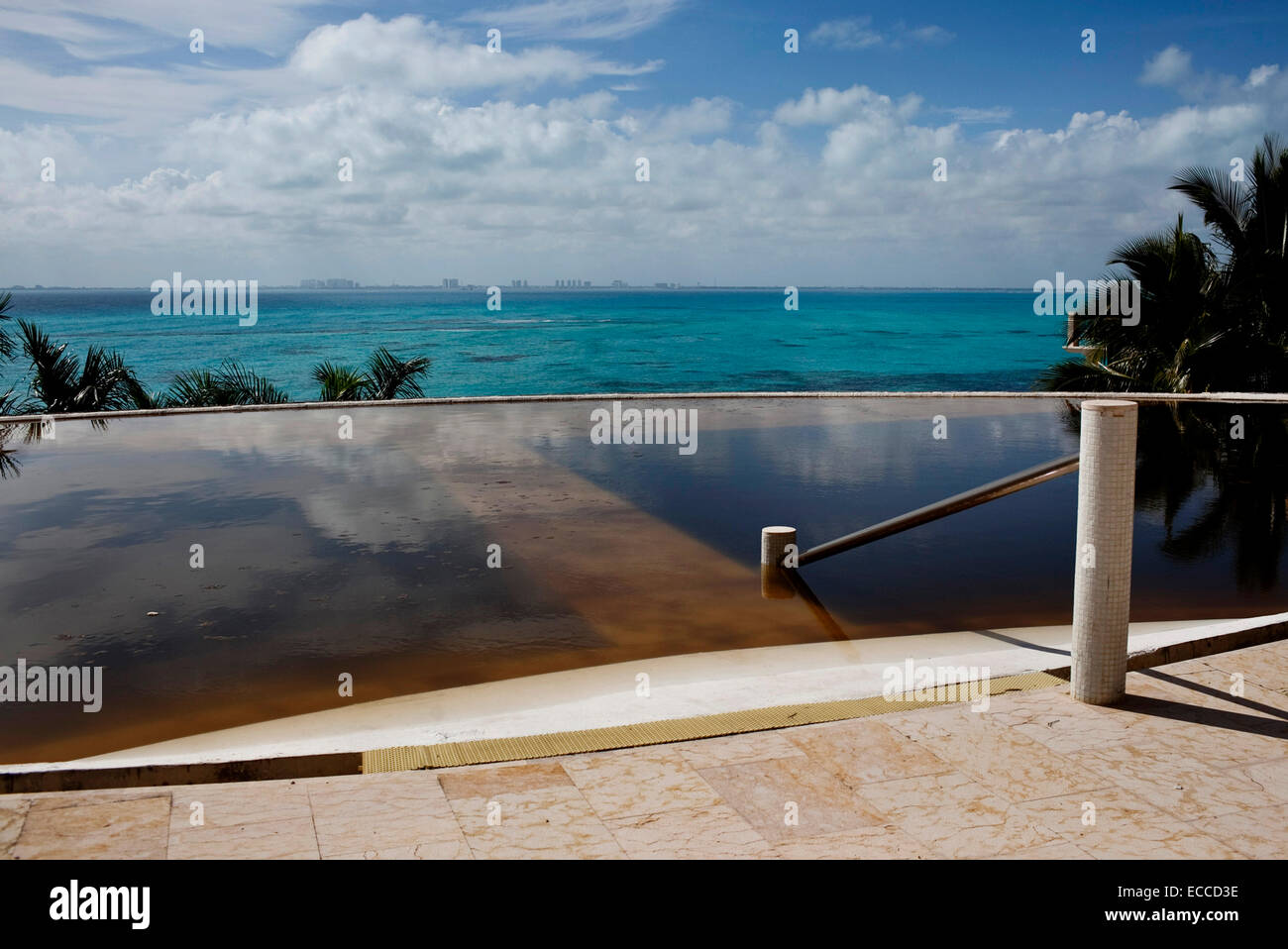 Piscine abandonnée Banque D'Images