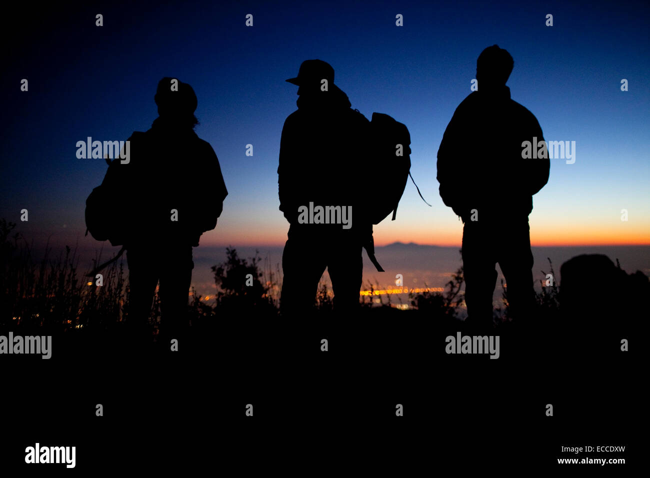 Trois highliners regarder le coucher de soleil sur San Bernardino. Banque D'Images