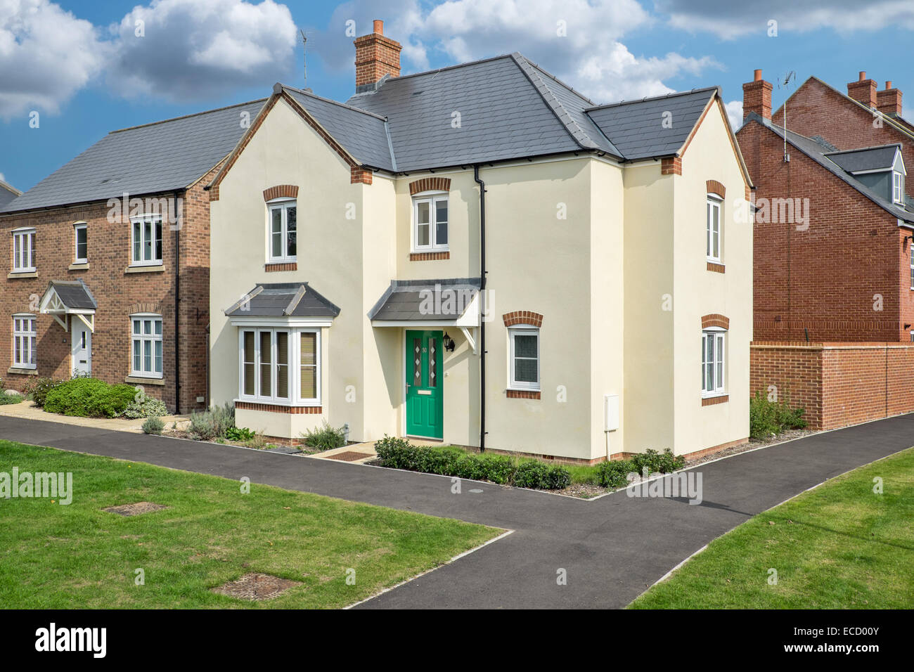 Un développeur de banlieue moderne typique construit sur une maison dans le Nord de Swindon, Wiltshire, Royaume-Uni sur une journée ensoleillée sumer Banque D'Images