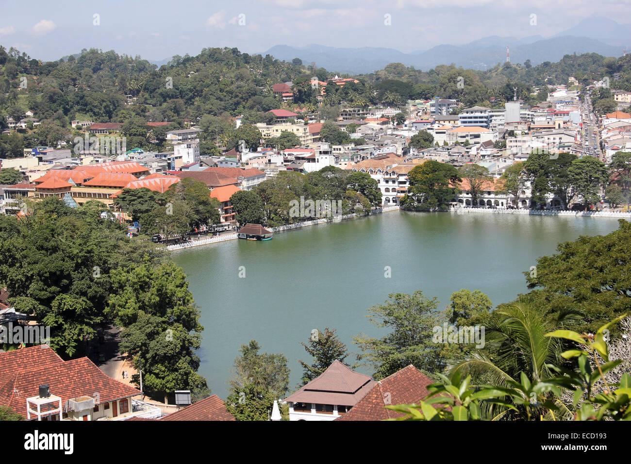 Voir le lac de Kandy et la ville depuis le siège d'Arthur, Sri Lanka Banque D'Images
