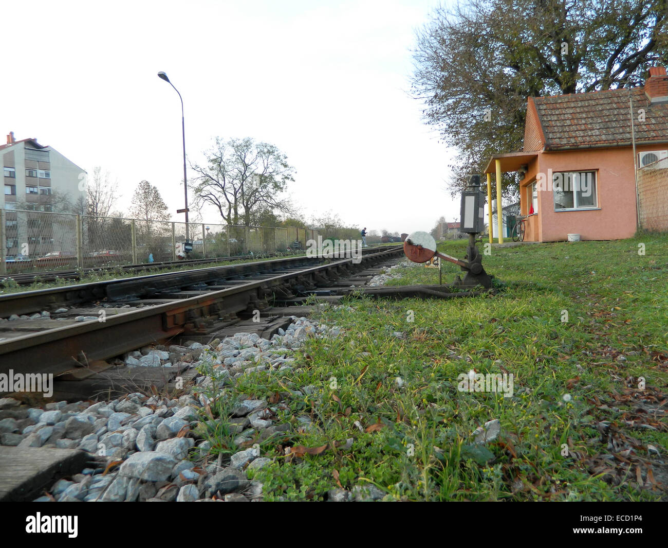 Le passage vers la ligne de chemin de fer est la plante qui est utilisée pour les trains de l'interrupteur de la voie à suivre. Banque D'Images