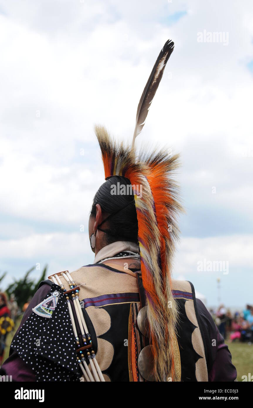 Native American Indian avec plume et robe tête vue de l'arrière Banque D'Images
