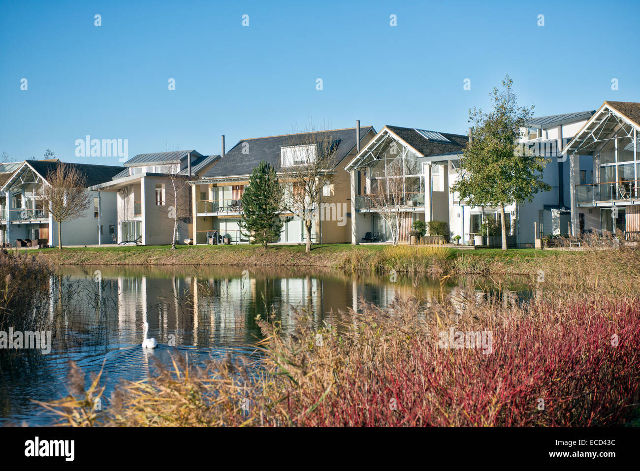 Les immeubles de placement / maisons de vacances près d'un lac dans la région des Cotswolds, Royaume-Uni faite lorsque les carrières de gravier ont été épuisées et recyclées Banque D'Images