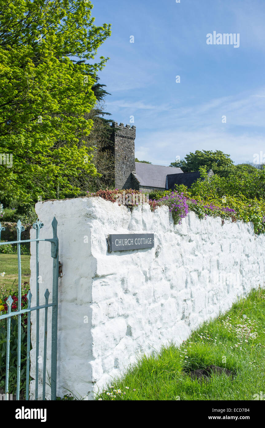 Cottage avec Penrice blanchis à la paroi de l'Église Banque D'Images