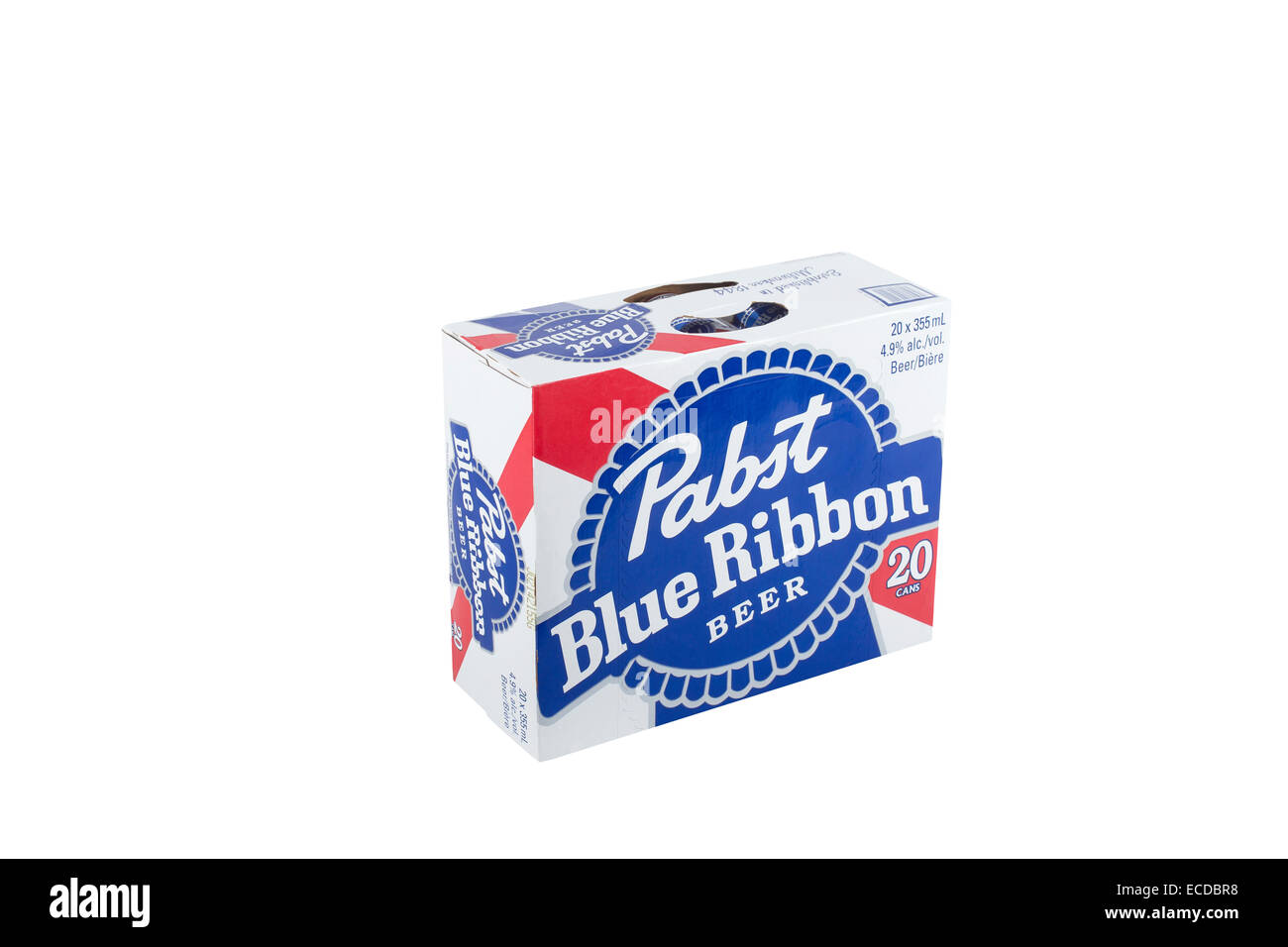 Un pack de 20 canettes de 355 ml de Pabst Blue Ribbon beer est représenté sur un fond blanc, pur. Banque D'Images