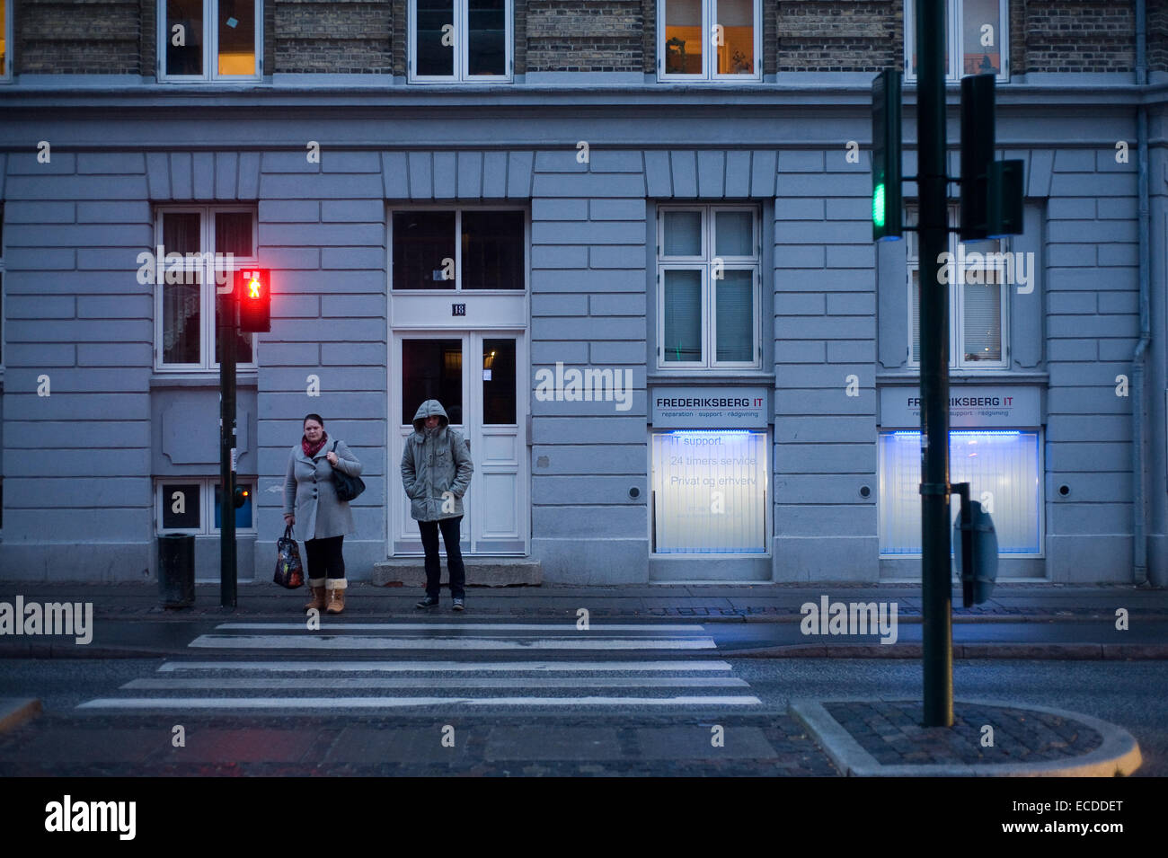 Rouge Vert Bleu sombre lonely Street Scene de rue de Copenhague Banque D'Images