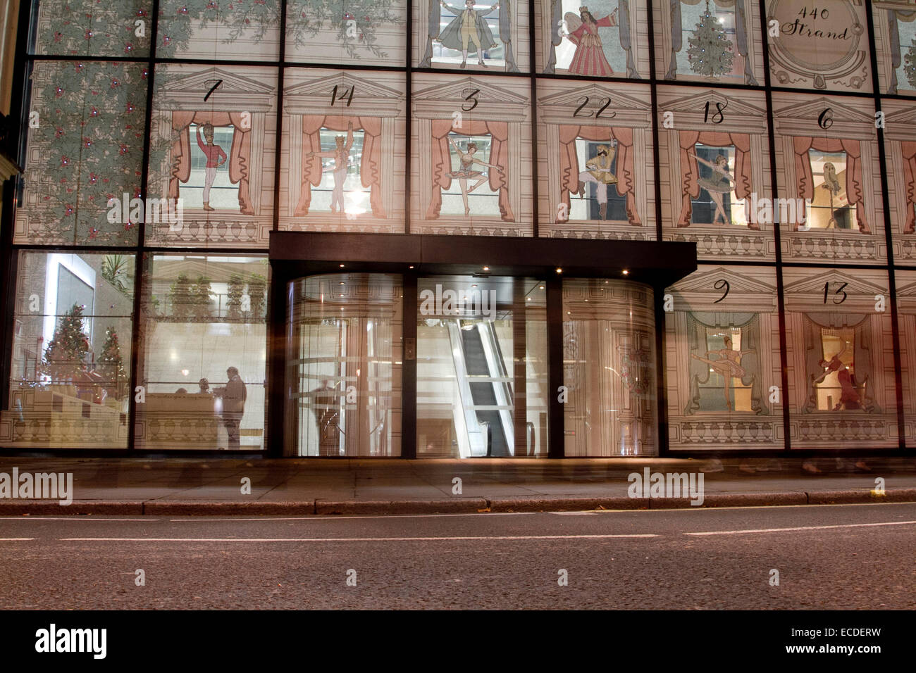 London,UK. 11 décembre 2014. Une succursale de Coutts Bank à Londres est couvert avec le thème du ballet russe Casse-noisette Crédit : amer ghazzal/Alamy Live News Banque D'Images