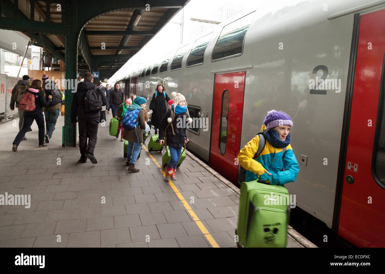 Les enfants se précipiter pour prendre un train, gare Saint Pierre de Gand, Belgique Europe Banque D'Images
