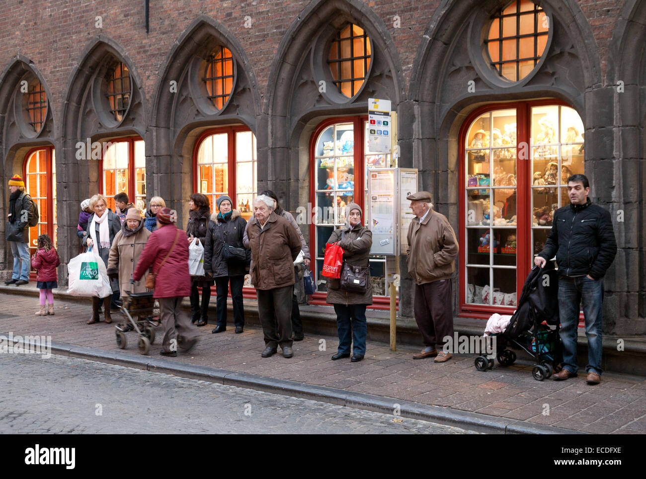Peuple belge debout à une file d'attente de bus, - exemple de la vie quotidienne normale, Bruges, Belgique, Europe Banque D'Images