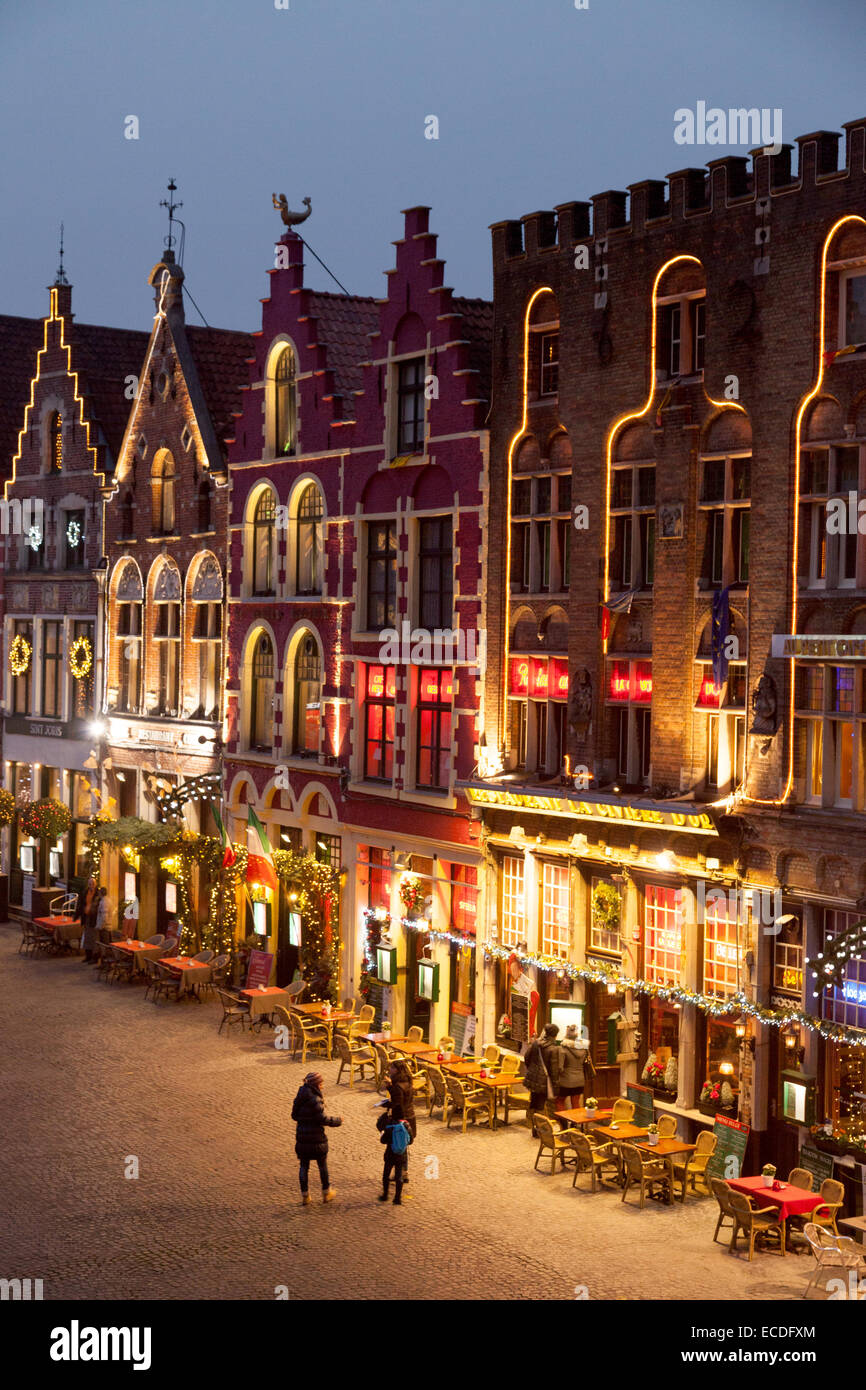 Bâtiments traditionnels de la place du marché de Bruges au crépuscule, centre-ville de Bruges, Bruges, Belgique, Europe Banque D'Images