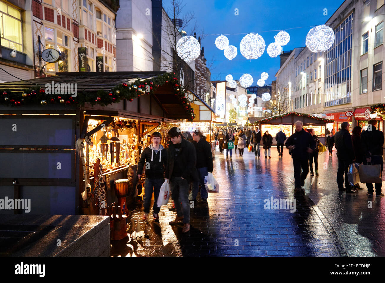 Le centre-ville de Liverpool et du marché de Noël lumières sur les achats de noël soir Church Street UK Banque D'Images