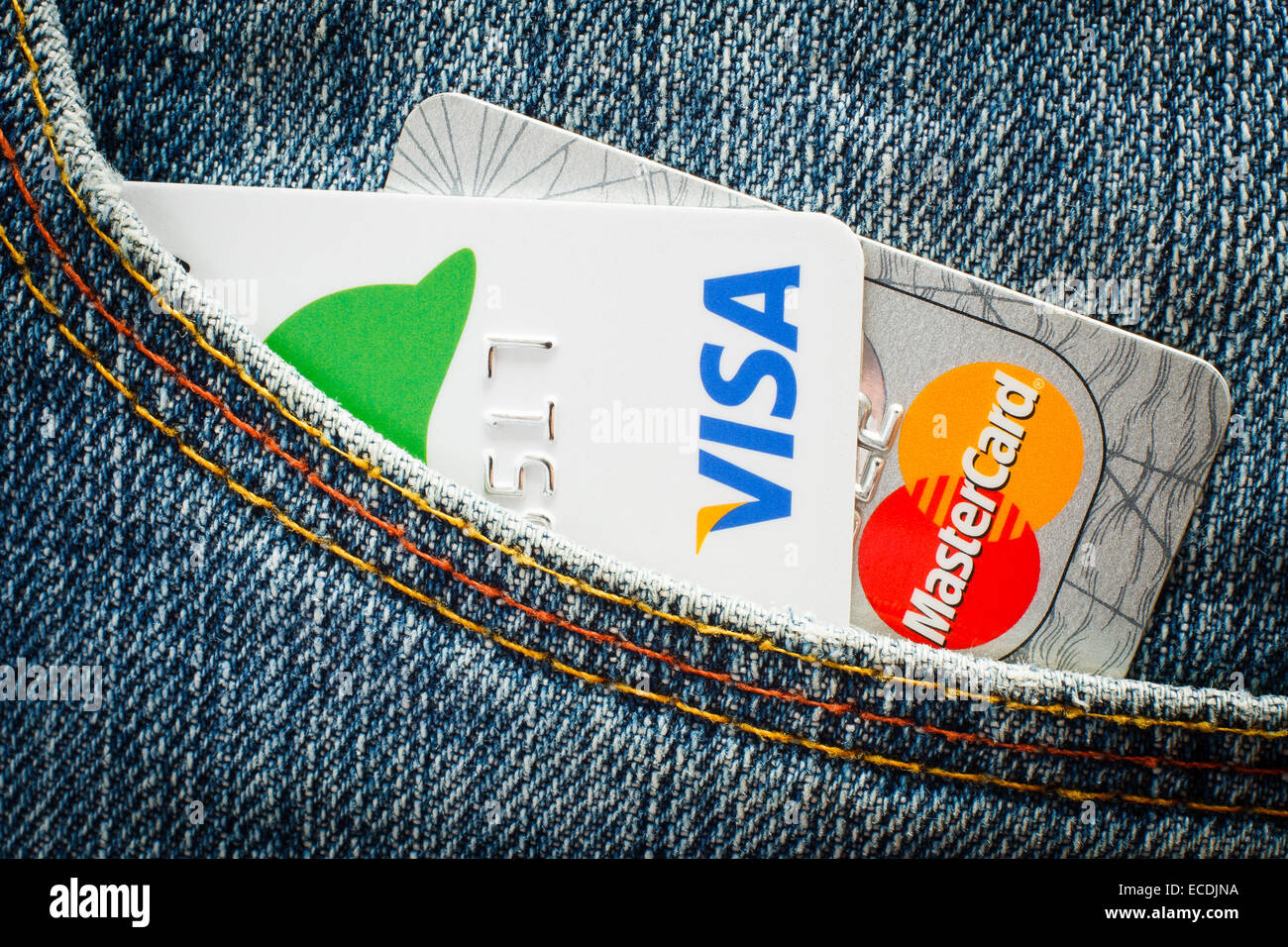 GDANSK, Pologne - 10 juillet 2014. Carte Visa et Mastercard carte dans la poche de jeans. Utilisez uniquement éditoriale Banque D'Images