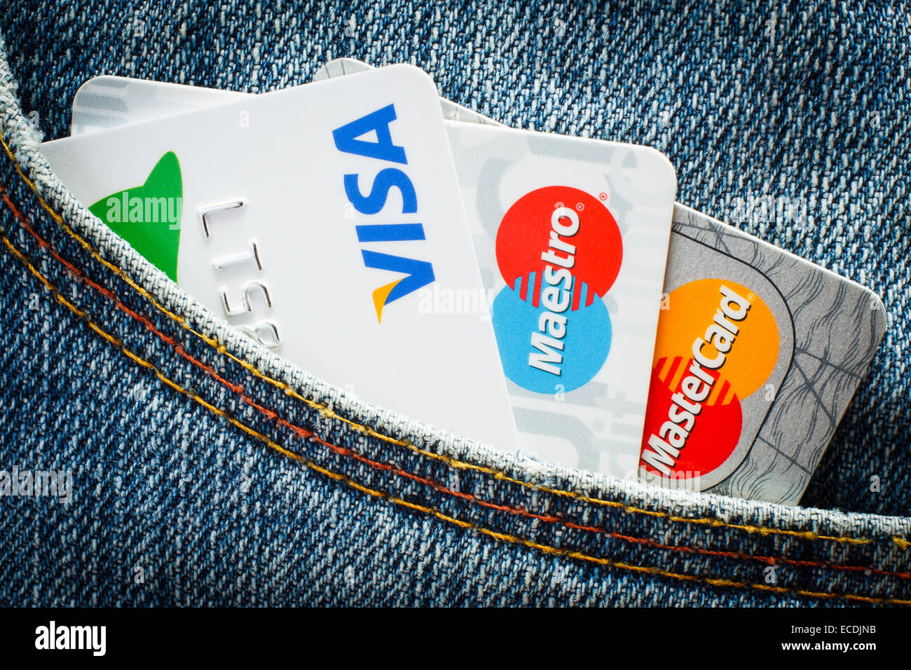 GDANSK, Pologne - 10 juillet 2014. Mastercard, Maestro et Visa Cartes de crédit dans la poche de jeans. Utilisez uniquement éditoriale Banque D'Images