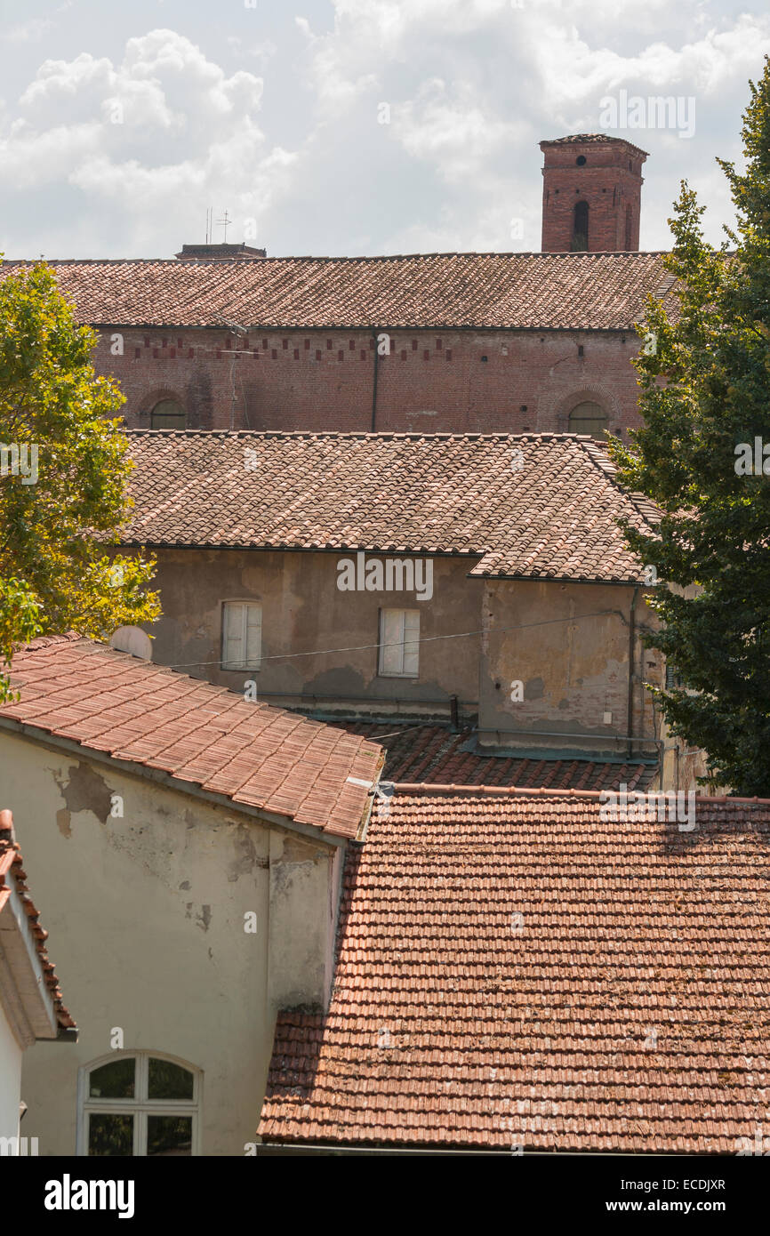 Vue sur ville italienne Lucca avec tour et toits en terre cuite typique Banque D'Images