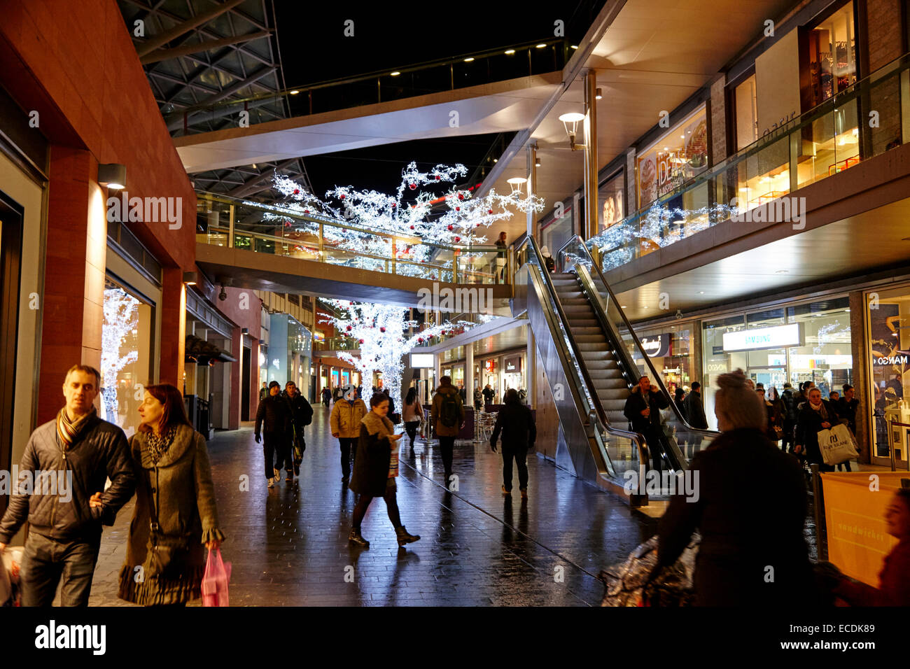 Le centre-ville de Liverpool One Christmas shopping salon UK Banque D'Images