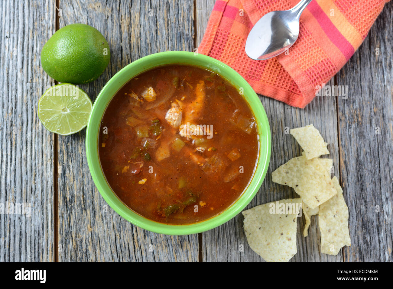 Soupe de tortilla chips, et la cuillère de citron vert sur fond de bois rustique Banque D'Images