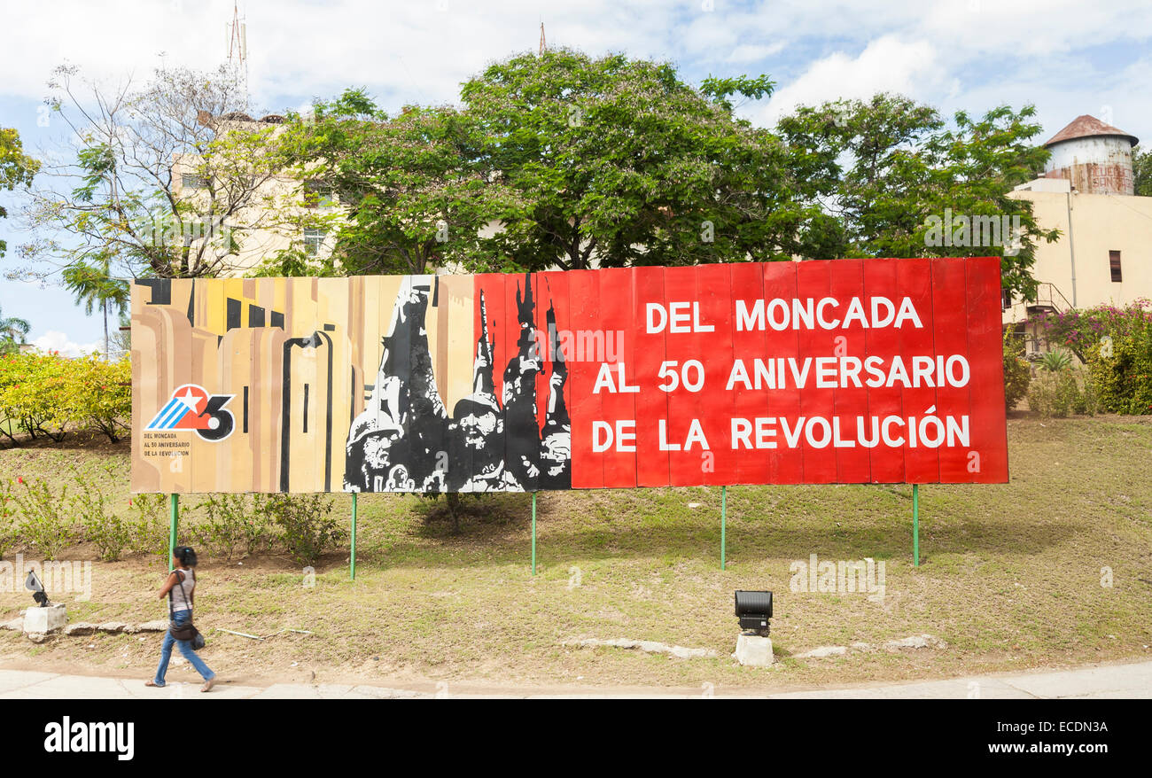 La thésaurisation de la route dans un parc avec des affiches proclamant la 50e anniversaire de la Révolution cubaine, Santiago de Cuba, deuxième ville de Cuba Banque D'Images