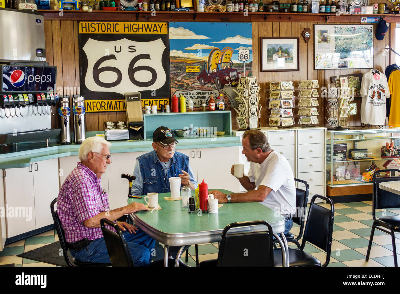 Springfield Illinois, autoroute historique route 66, Cozy Drive in, restaurant  restaurants restauration café cafés, intérieur intérieur, table, clients,  homme hommes mal Photo Stock - Alamy