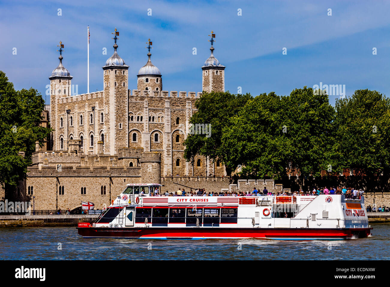 La Tour de Londres et le Cruiser de la rivière Thames, Londres, Angleterre Banque D'Images