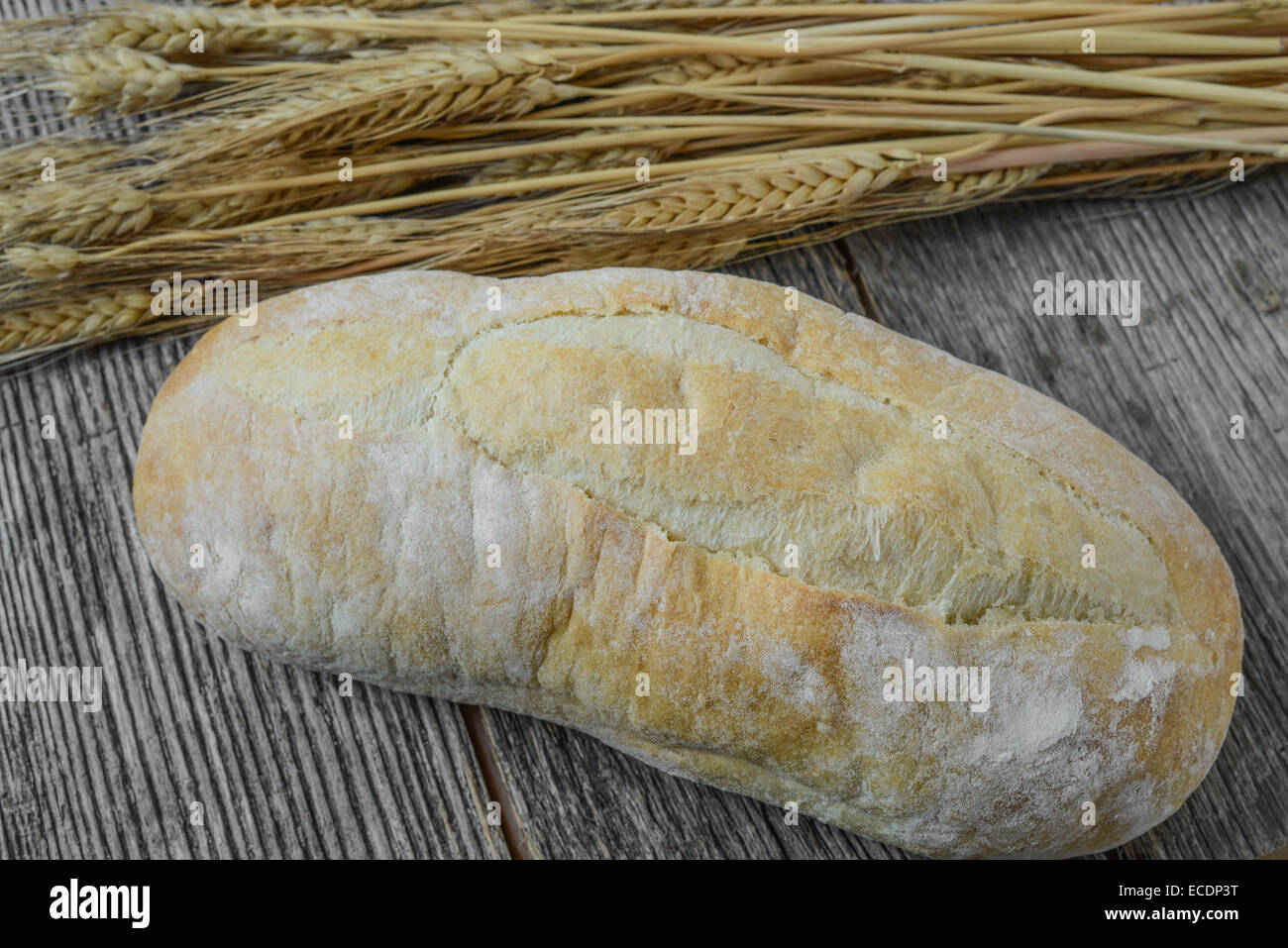 Le pain et le blé sur fond de bois rustique Banque D'Images