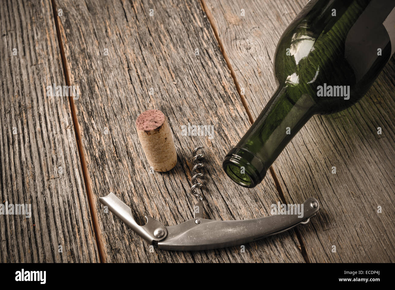 Bouteille de vin vert et le liège avec du vin rouge et tire-bouchon Banque D'Images