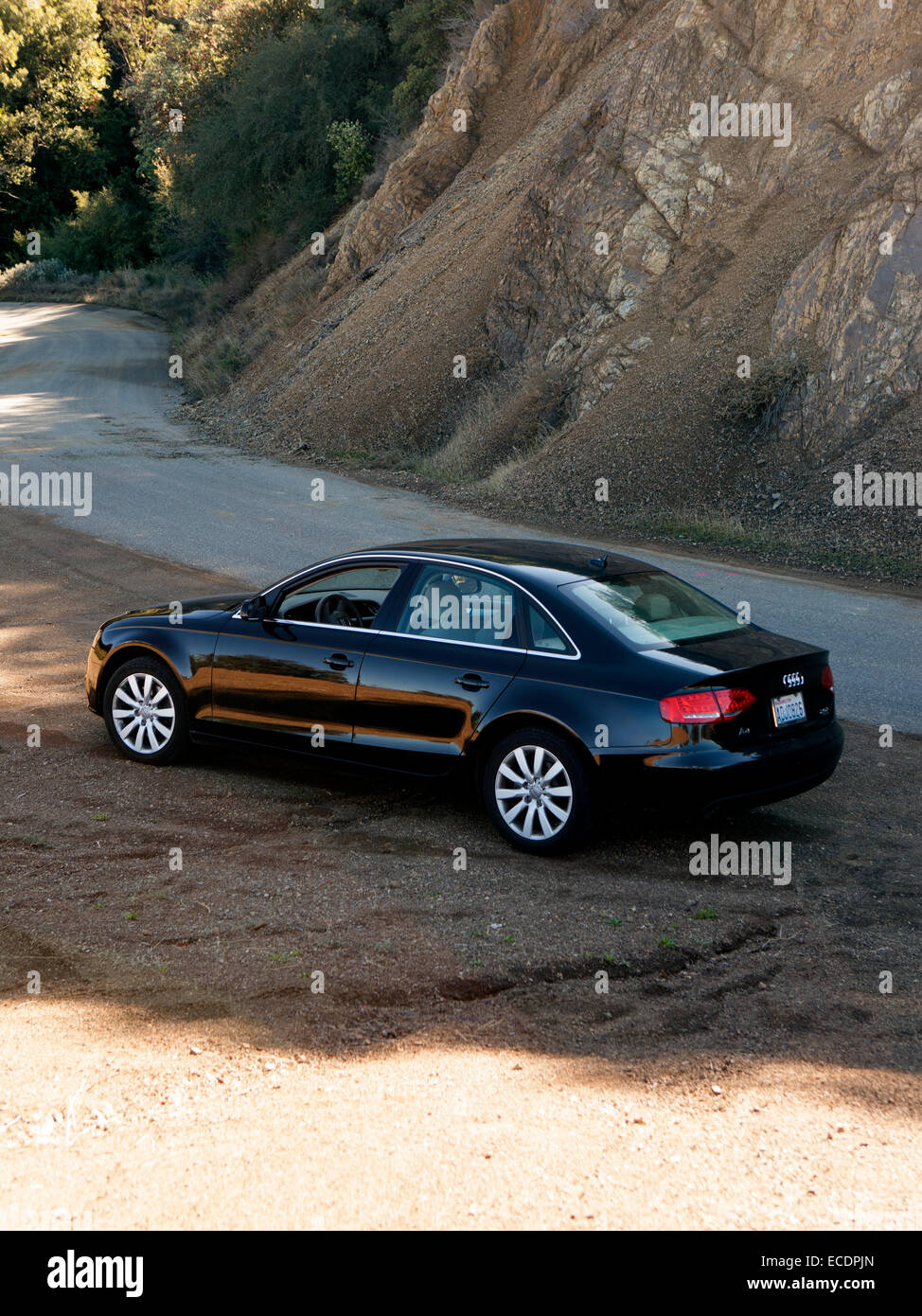 Audi A4 garé sur le bord de la route sur une route de montagne pittoresque en Californie. Banque D'Images