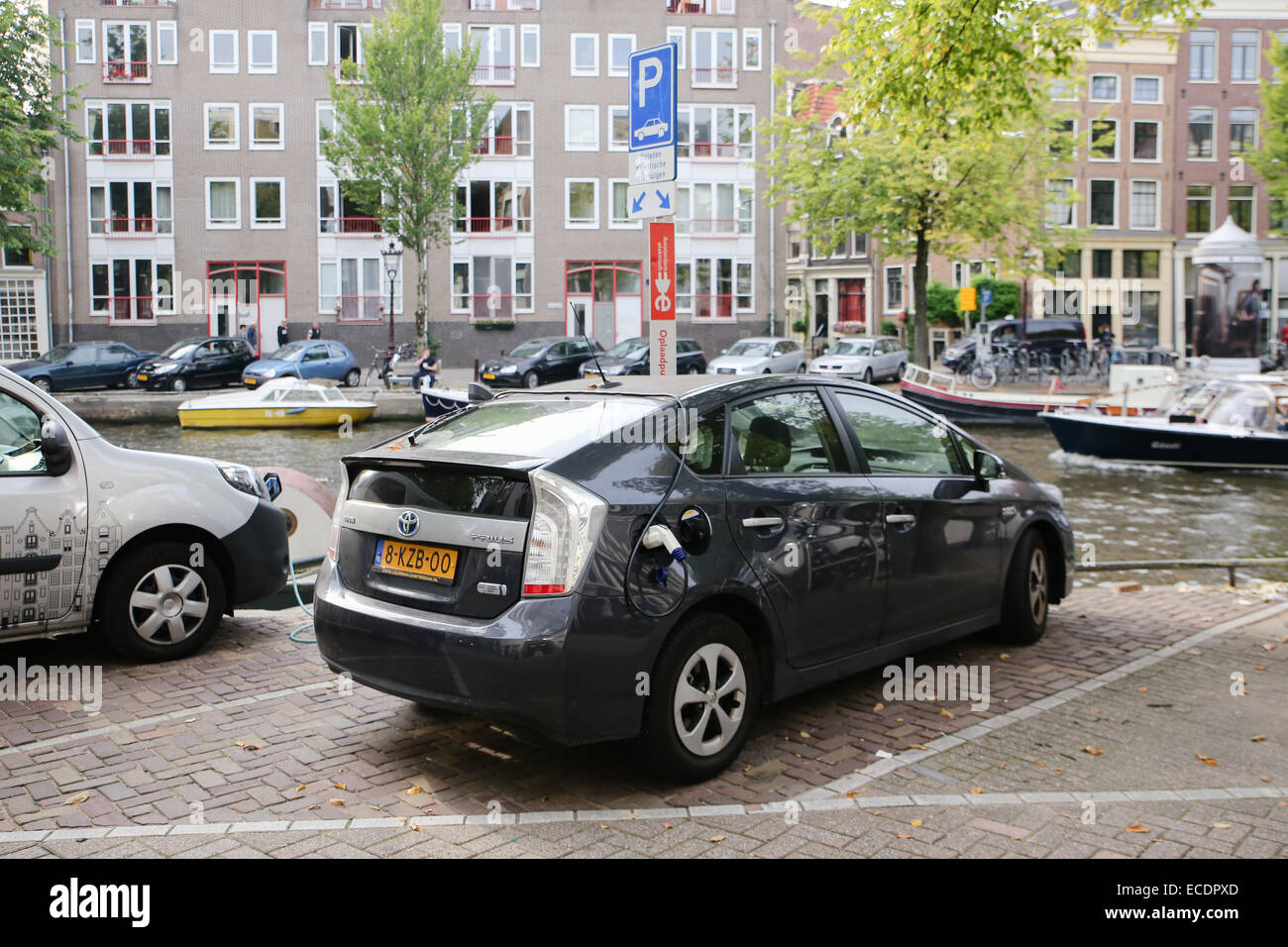 L'Europe en plein air de charge voiture hybride Toyota Prius amsterdam Banque D'Images