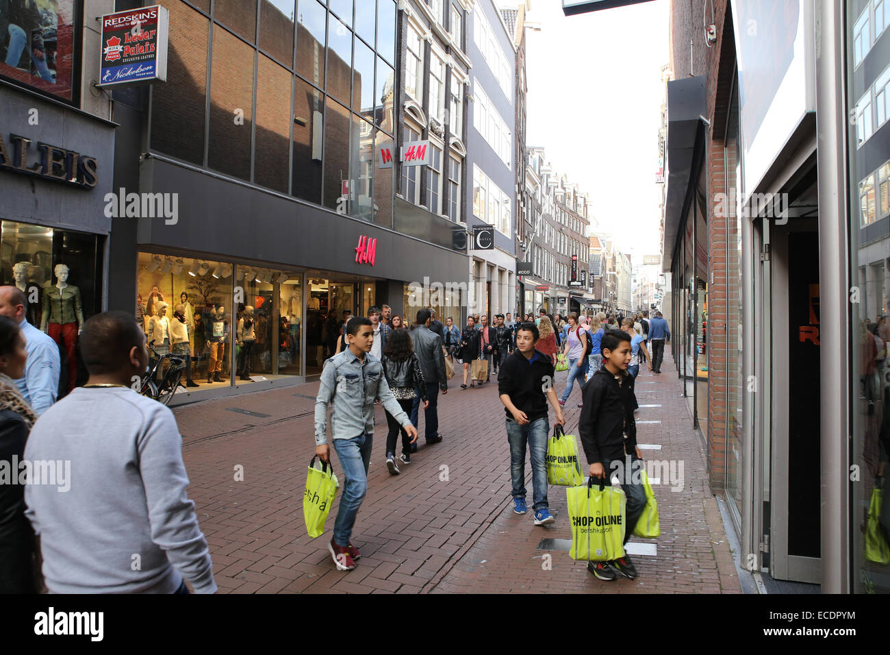 La rue commerçante Kalverstraat Amsterdam Banque D'Images