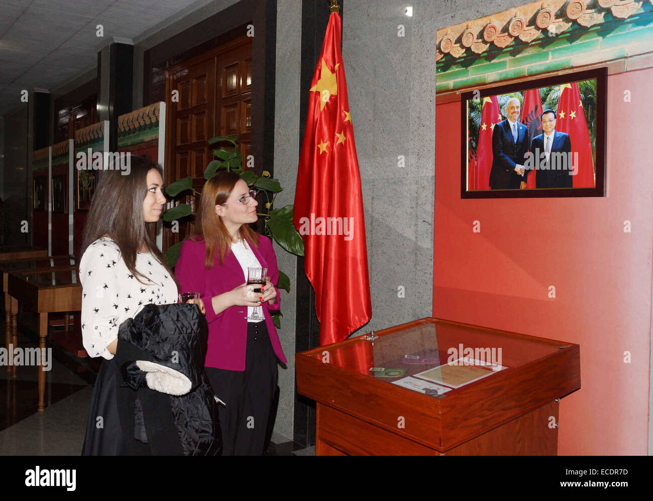 Tirana. Dec 11, 2014. Personnes visitent la galerie Photo Xinhua Exposition célébrant le 65e anniversaire de la création de l'China-Albania les relations diplomatiques à Tirana le 11 décembre 2014. © Xinhua/Alamy Live News Banque D'Images