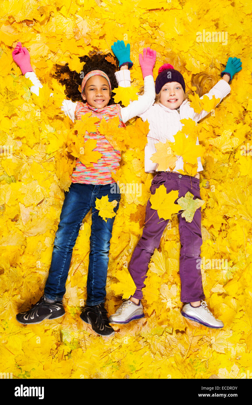 Deux professionnels des filles couvertes de feuilles d'oranger à l'érable Banque D'Images