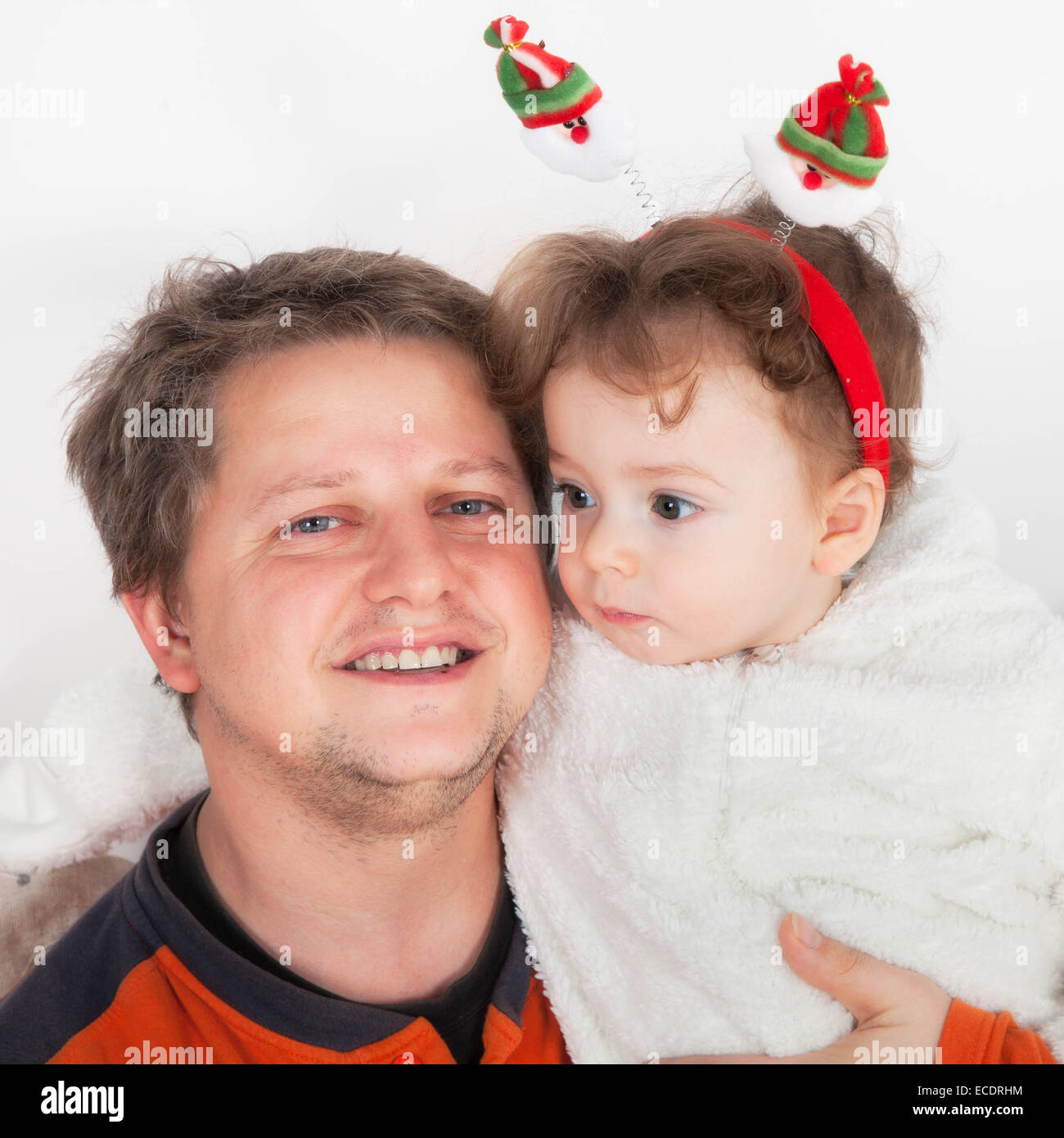 Portrait du père avec son baby boy wearing Christmas tenue. Banque D'Images