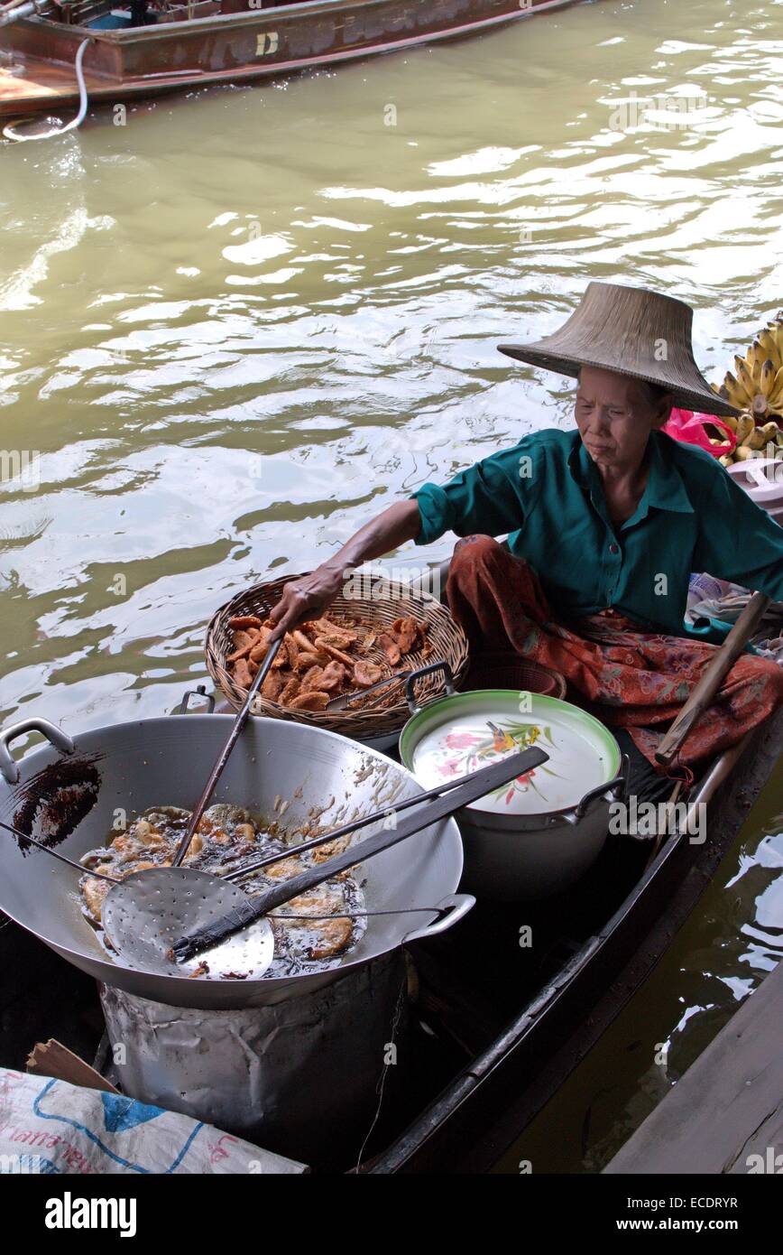 Un commerçant de la cuisson à Damnoen Saduak Marché en Thaïlande, Banque D'Images