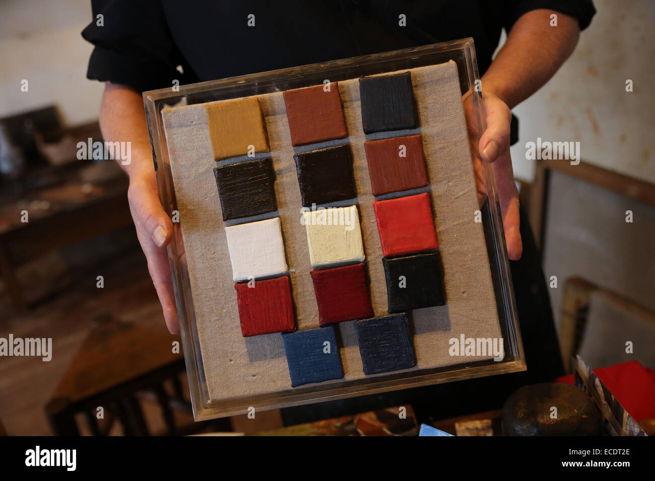 Man holding palette de couleurs Rembrandt musée intérieur Banque D'Images