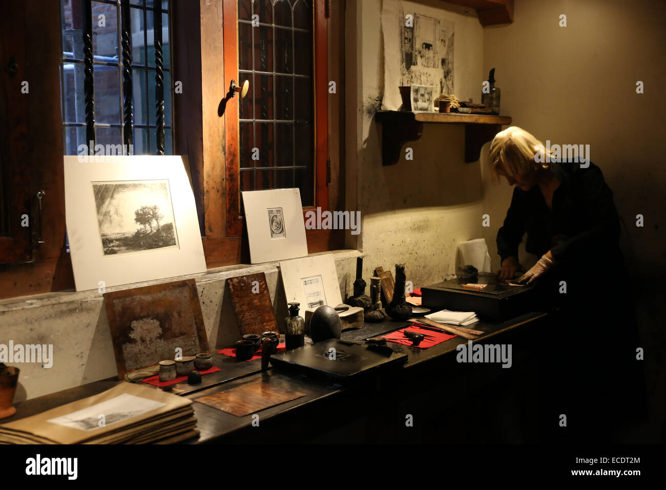 Femme préparer l'intérieur gravure Rembrandt house museum Banque D'Images