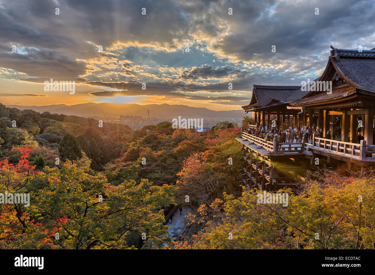 Coucher de Kyoto le Temple Kiyomizu-dera en feuillage d'automne Banque D'Images