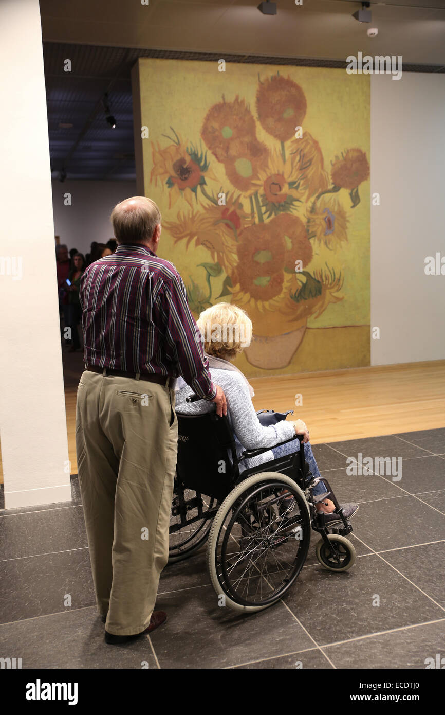 Hauts femme handicapée en fauteuil roulant visitez visiter museum Banque D'Images