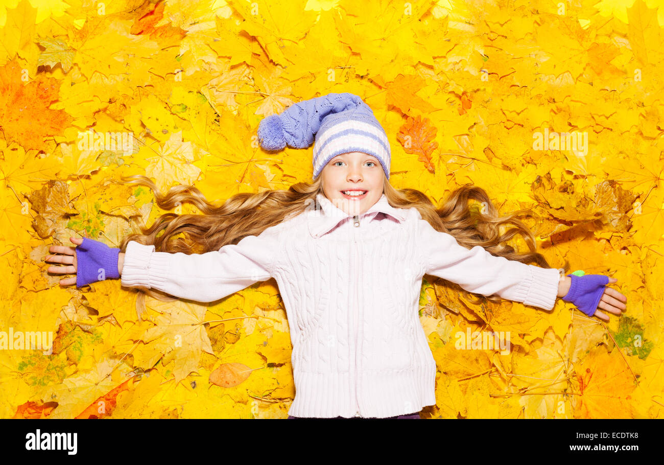 Happy little girl à l'automne feuilles d'érable Banque D'Images