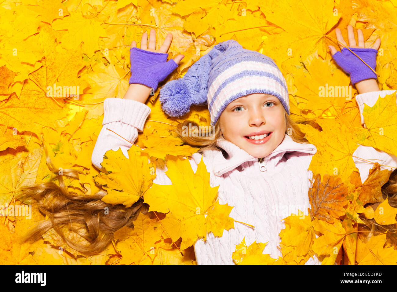 Petite fille mise à l'automne feuilles d'érable Banque D'Images