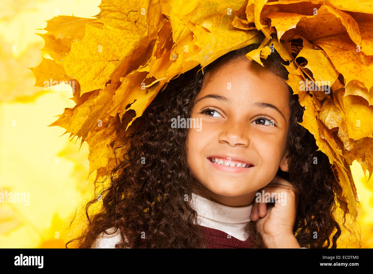 Smiling black girl wearing crown feuilles d'érable Banque D'Images