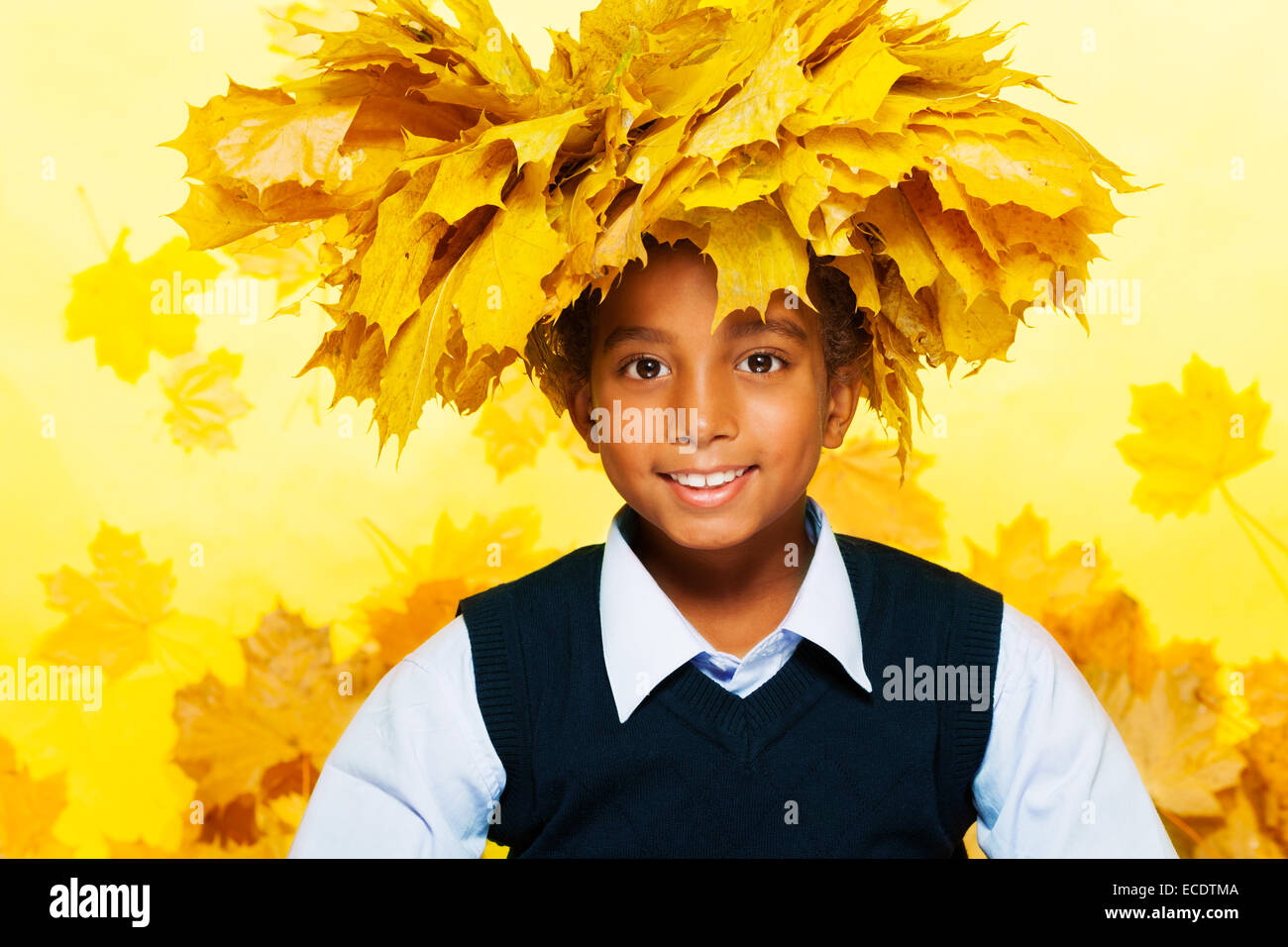Smiling black boy wearing crown feuilles d'érable Banque D'Images