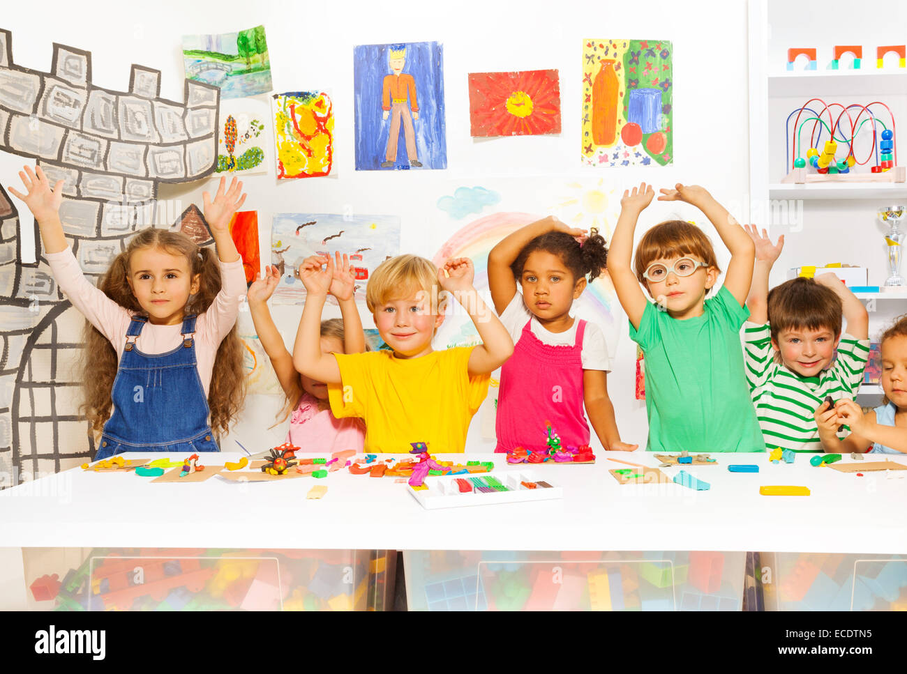 Enfants heureux avec la pâte à modeler en classe de maternelle Banque D'Images