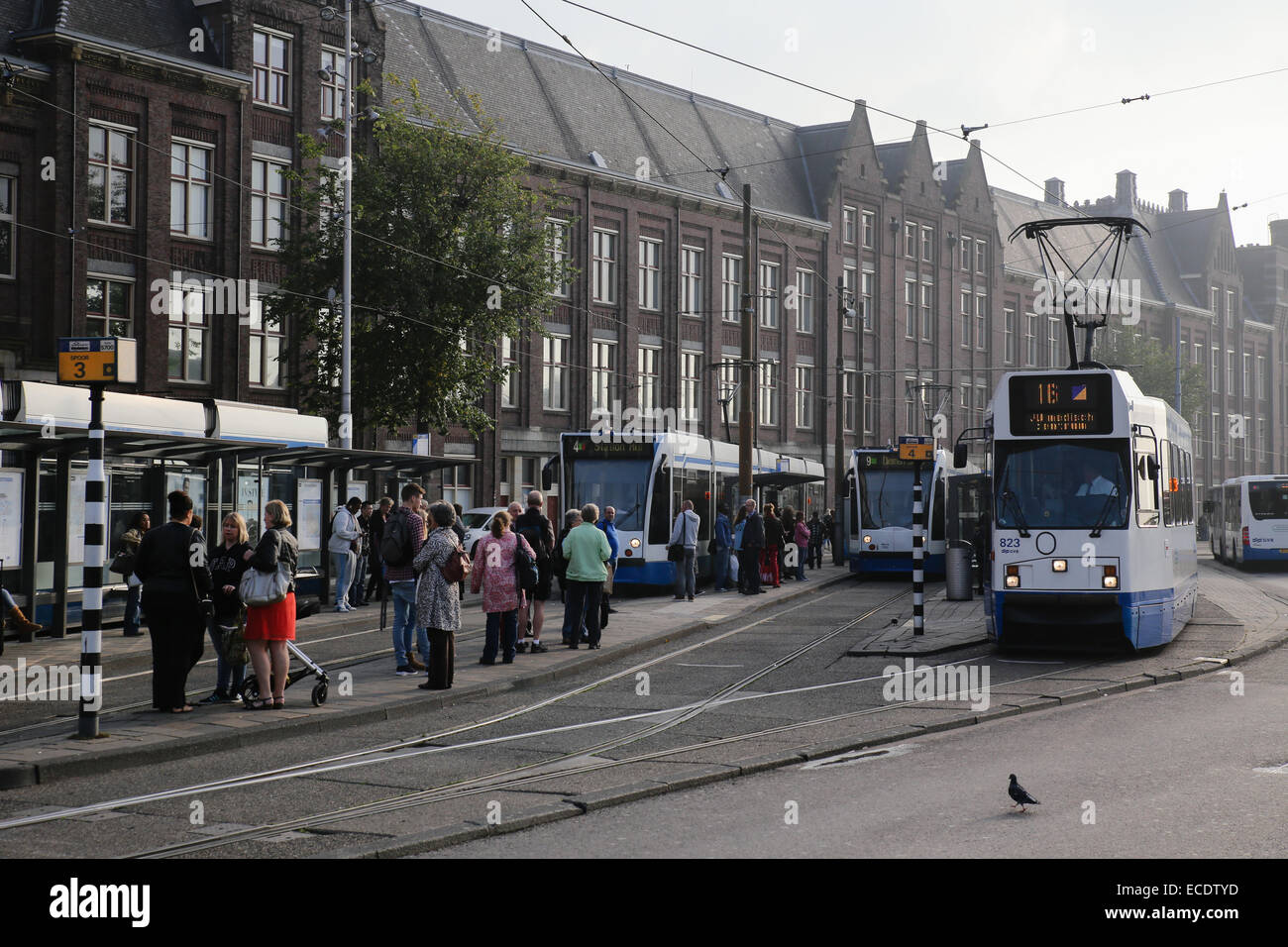 La station de tramway gens occupés à Amsterdam Banque D'Images