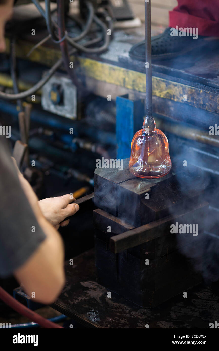 Processus de création d'une carafe, des souffleurs à l'usine de verre Moser, Karlovy Vary (Karlsbad), République Tchèque Banque D'Images