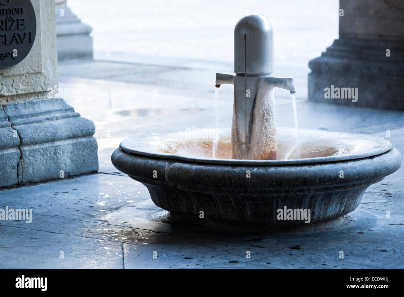 L'eau thermale pour boire à Mill Colonnade du printemps, Karlovy Vary (Karlsbad), République Tchèque Banque D'Images
